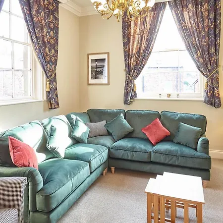 Host & - The Old Chapel * Whitby